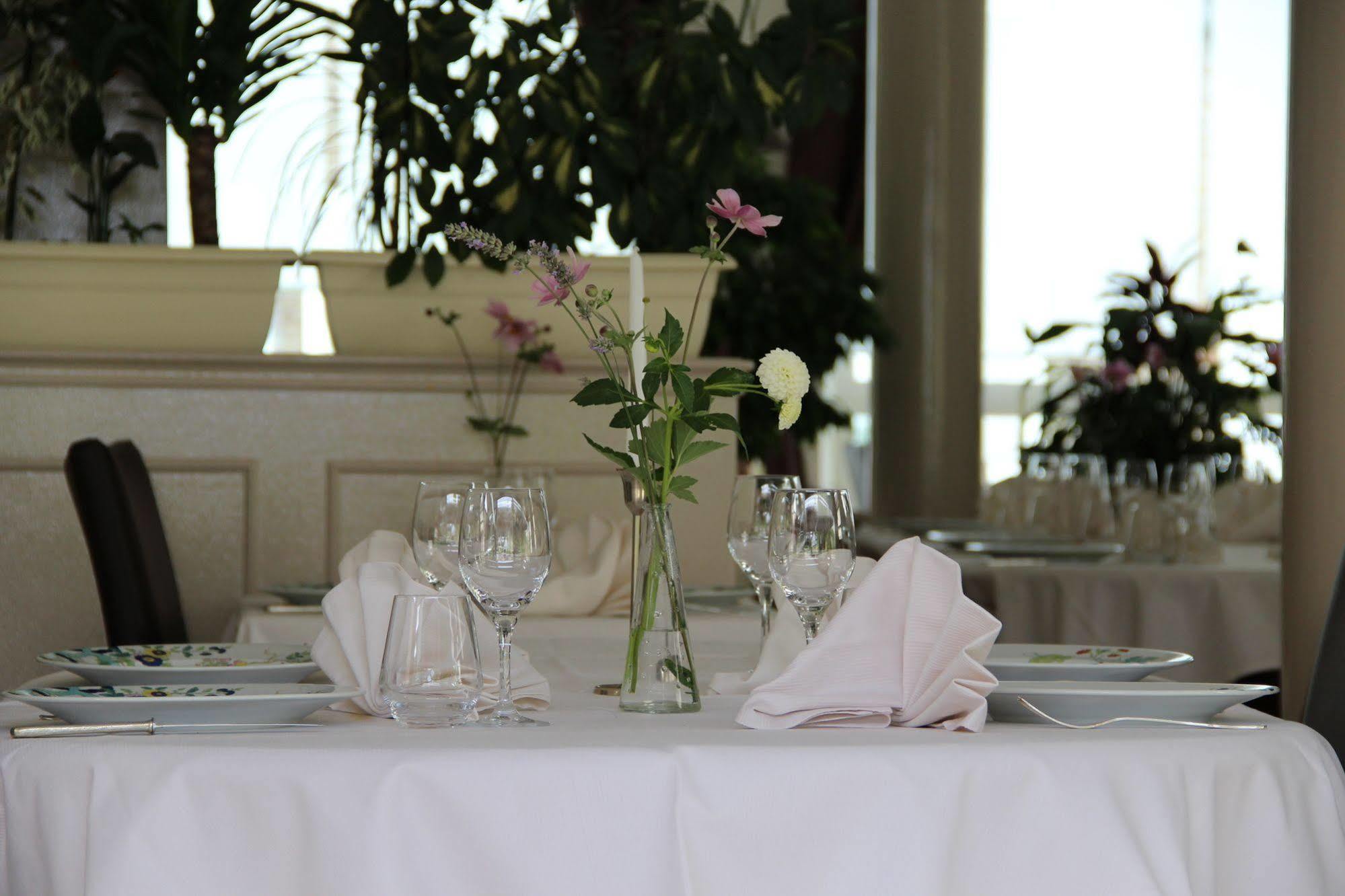 Brit Hotel Le Cygne Saint-Hilaire-du-Harcouët Kültér fotó